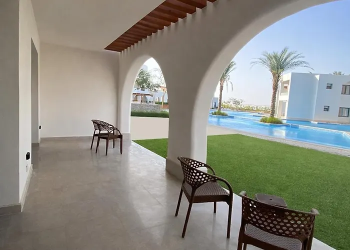 Stylish Makadi Heights 2br Lagoon-front Apartment *