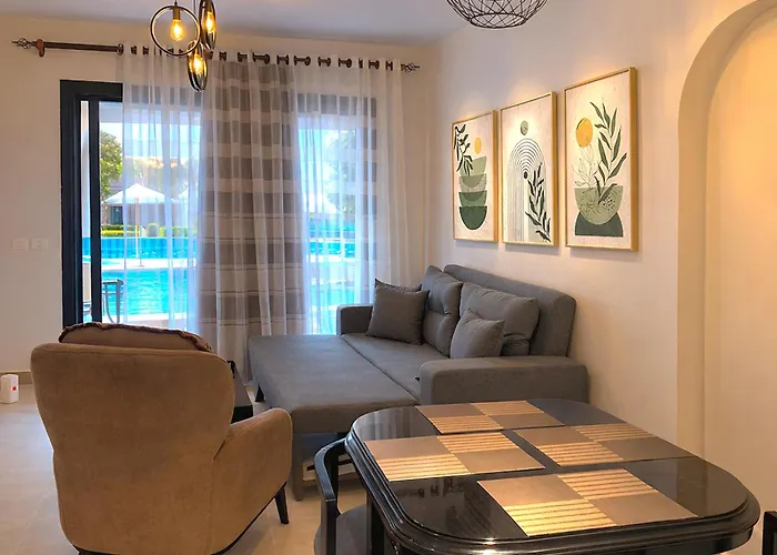 Stylish Makadi Heights 2br Lagoon-front Apartment