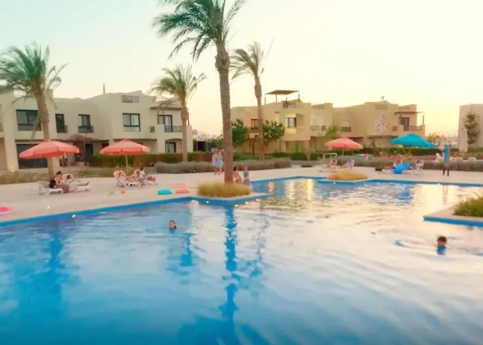 Stylish Makadi Heights 2br Lagoon-front Apartment